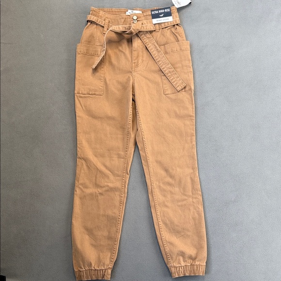 Hollister Pants - NWT Hollister Ultra High Rise Skinny Jogger Classic Stretch Tan Sz Small